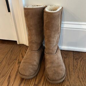 UGG Boots size 5 women's. 12 inch high from soles. In great condition.